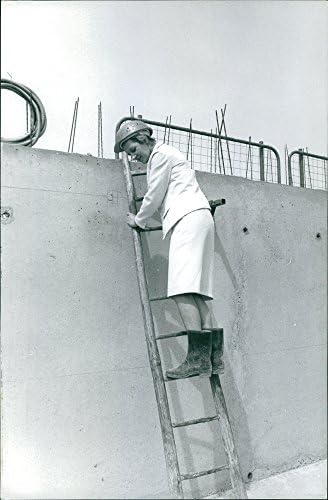 Реколта снимка на жена на име Жизел Пико, ступающей по стълбите.Настъргват - юли 1965